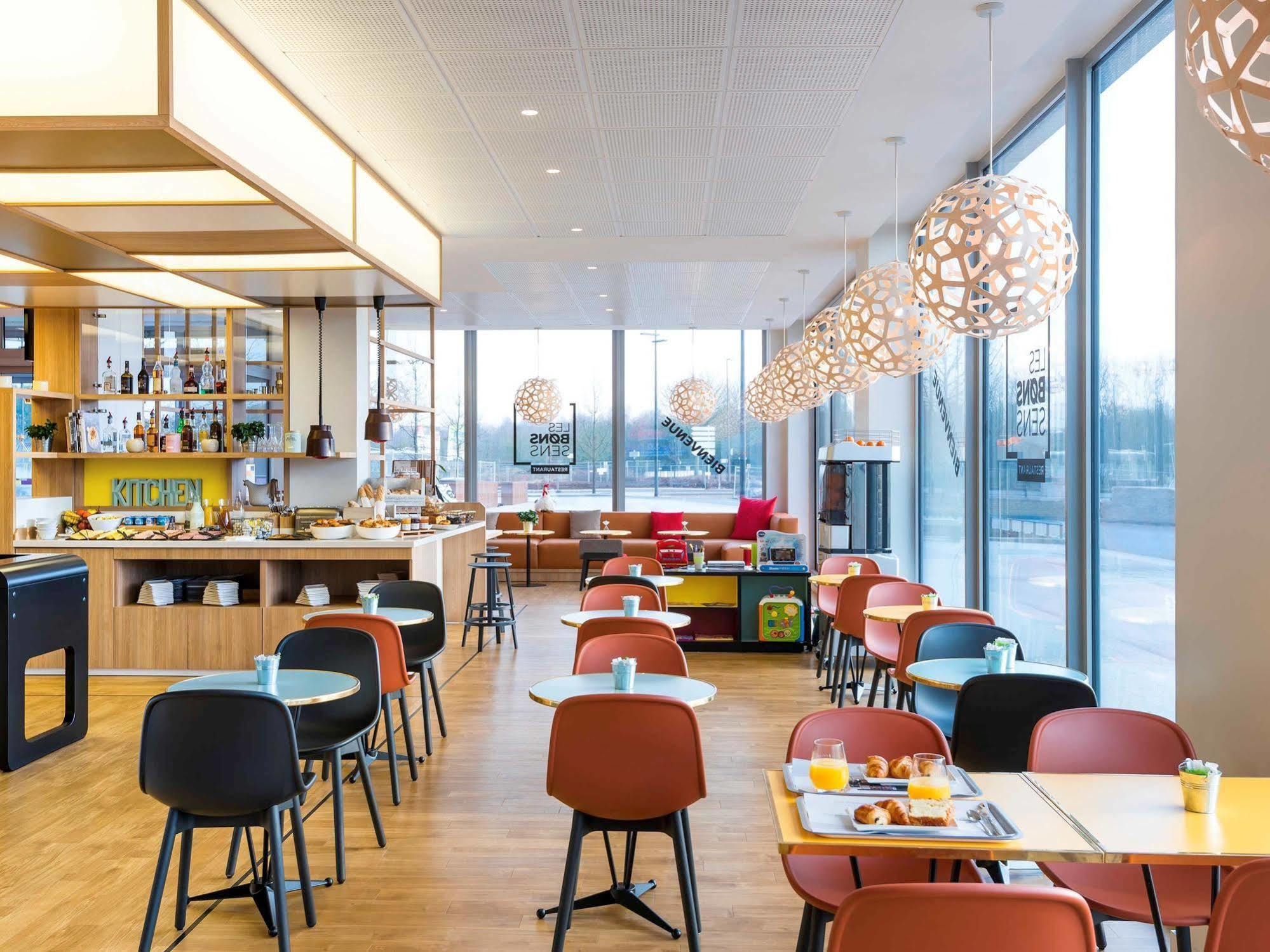 Ibis Styles Guyancourt Versailles Екстериор снимка
