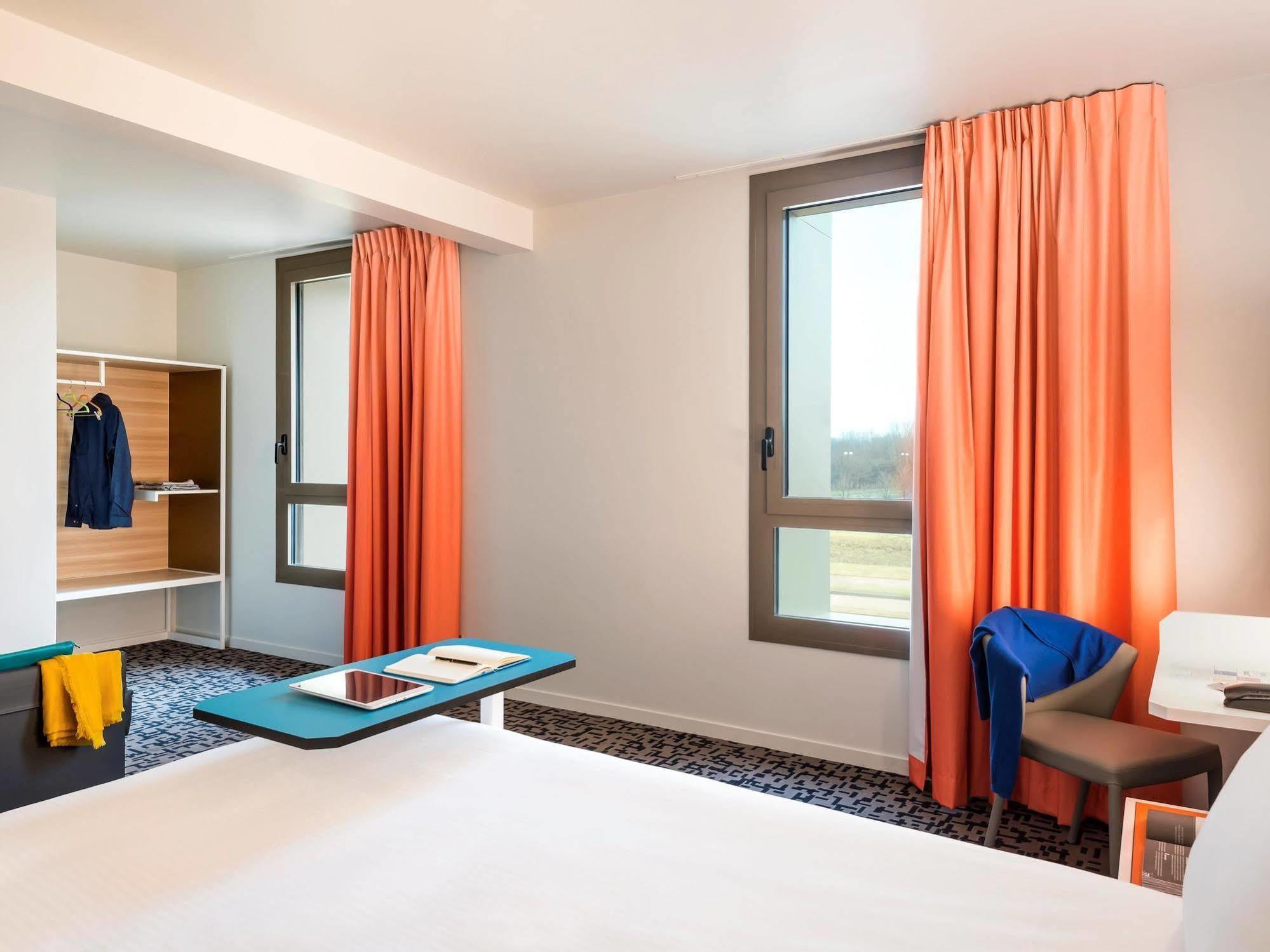 Ibis Styles Guyancourt Versailles Екстериор снимка