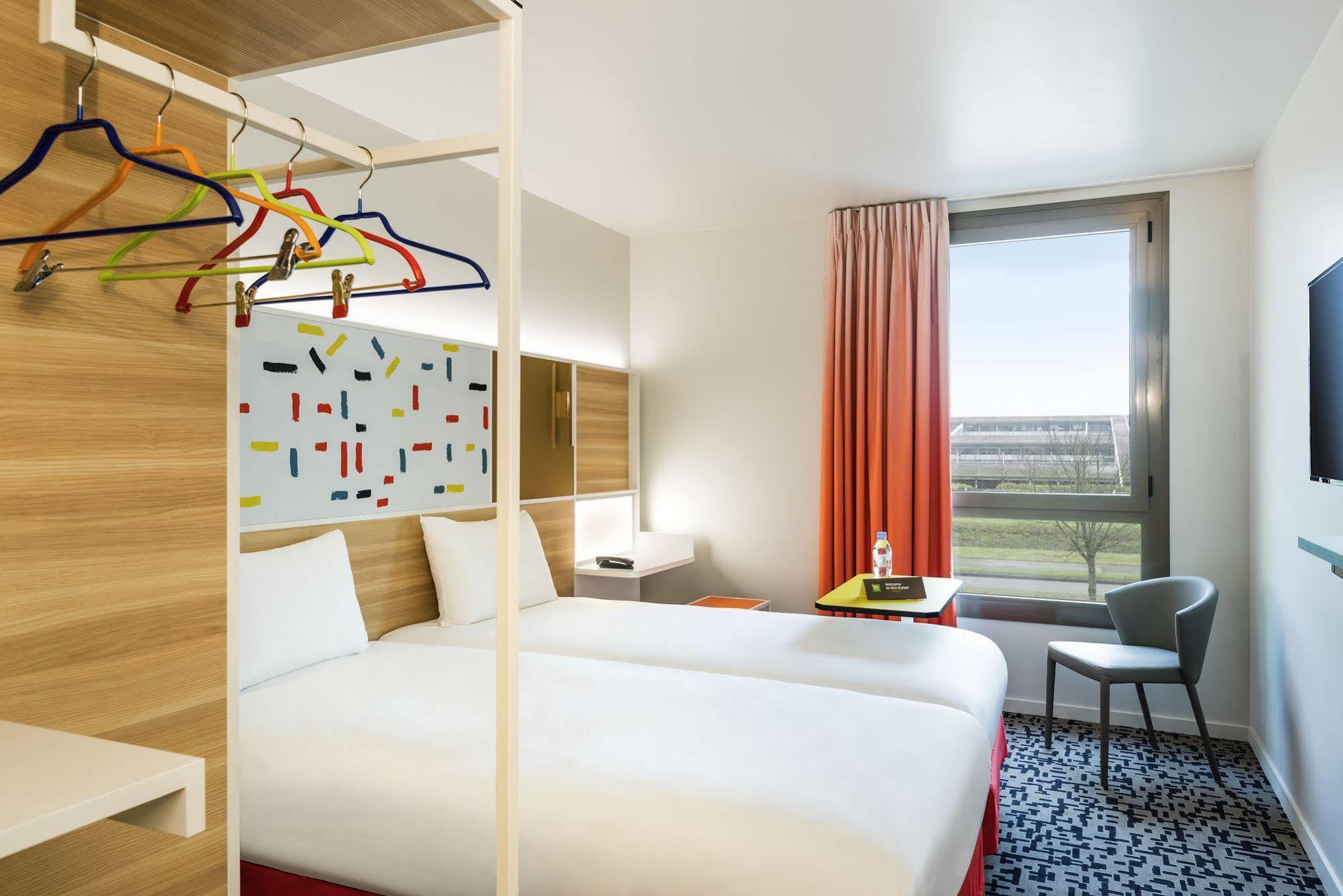 Ibis Styles Guyancourt Versailles Екстериор снимка
