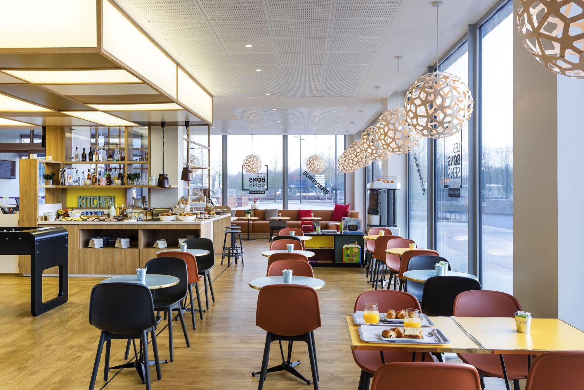 Ibis Styles Guyancourt Versailles Екстериор снимка